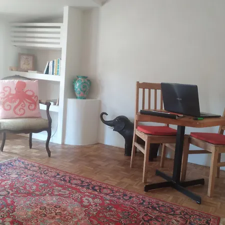 Holiday home La Casamia, Maison Avec Cour Privative, A 2 Pas De La Place Aux Herbes *